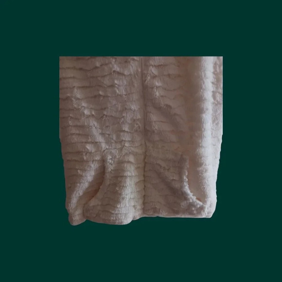 Widgeon faux fur vest with hood & zip closure size medium ivory color - Picture 8 of 12